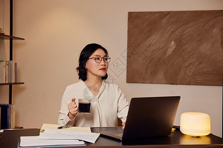 居家办公喝咖啡的商务女青年图片