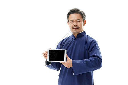 中年男性相声演员展示平板电脑背景图片