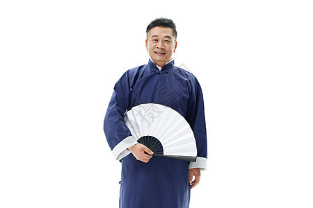 中年男性相声演员使用折扇表演背景图片