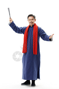 男性演员戴红围巾表演传统相声图片