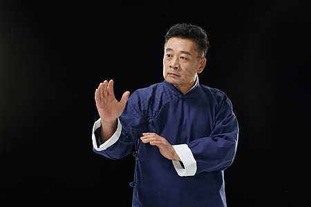 传统文化中年男性打太极拳图片