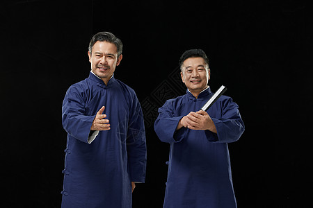 中年男性相声演员搭档相声表演背景图片
