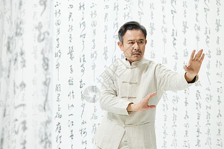 传统文化中年男性打太极拳形象图片