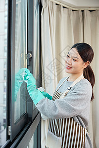 居家清洁玻璃窗的女性图片