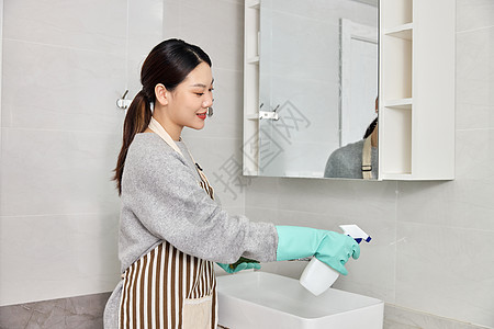 卫生间保洁女性居家打扫洗手间背景