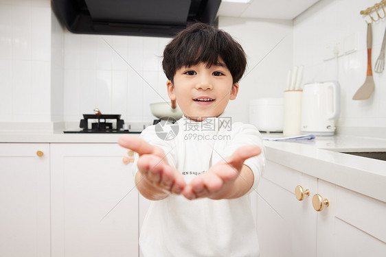 居家儿童展示洗完的手图片