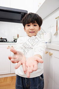居家儿童洗完手后向镜头展示图片