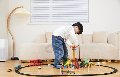 在客厅玩玩具的小男孩图片