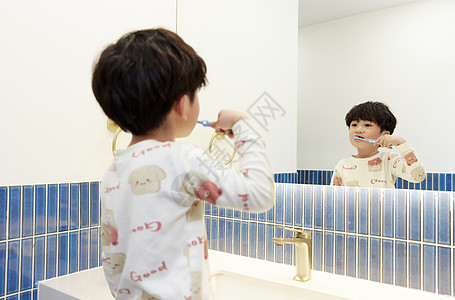 在洗漱台刷牙的小男孩高清图片