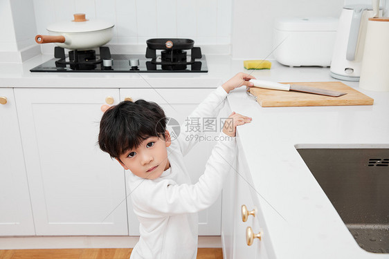 居家儿童厨房危险接触工具图片