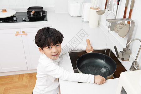 居家儿童使用厨房厨具形象图片