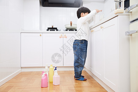 儿童居家清洁用品安全使用日常图片