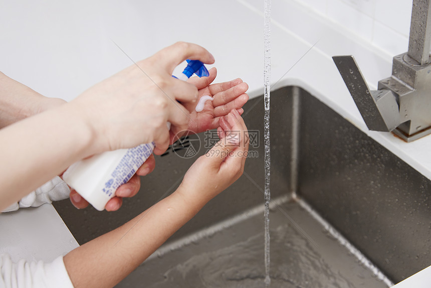 妈妈在教小孩洗手图片