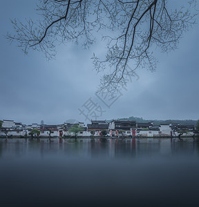 河岸边的徽派建筑图片