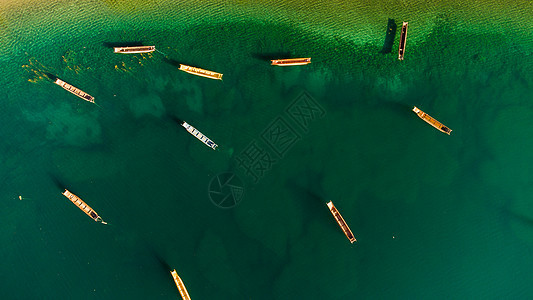 航拍泸沽湖水面上的猪槽船背景图片