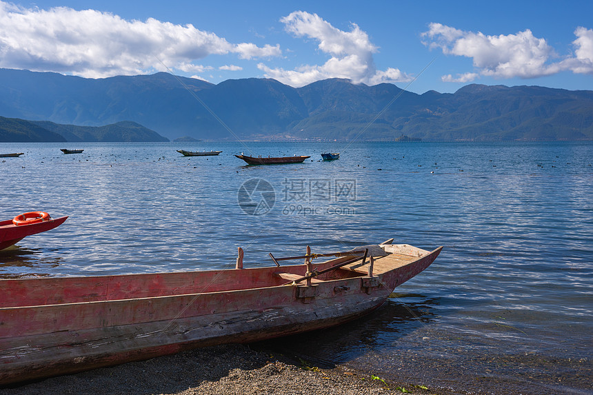 泸沽湖和水面上的猪槽船图片