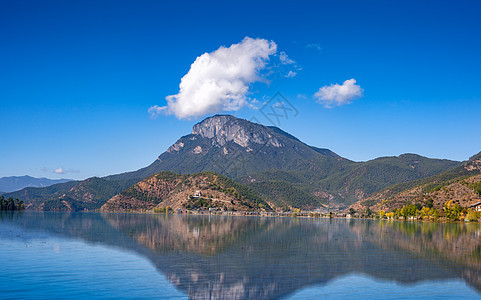 云南泸沽湖女神山背景图片