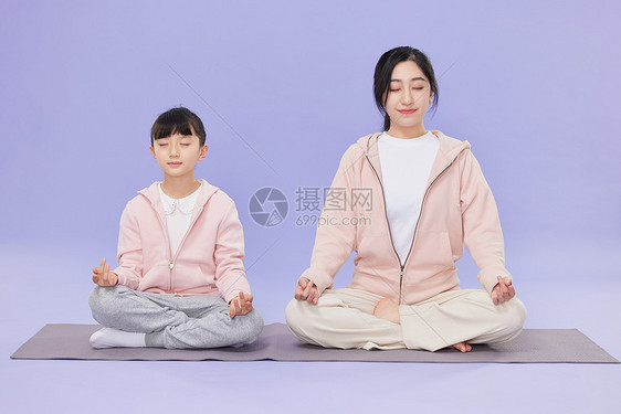 母女坐在瑜伽垫上冥想图片
