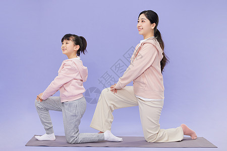母亲和女儿一起做拉伸背景图片