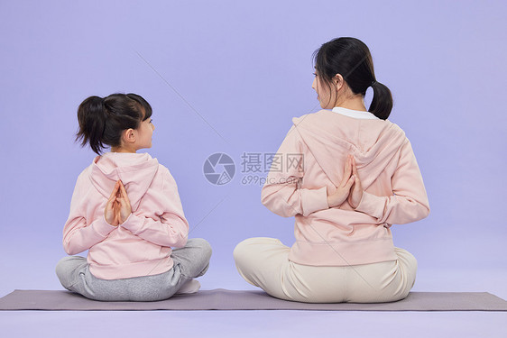 母亲和女儿做瑜伽时对视图片