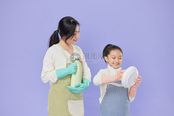 帮母亲洗碗的女儿图片