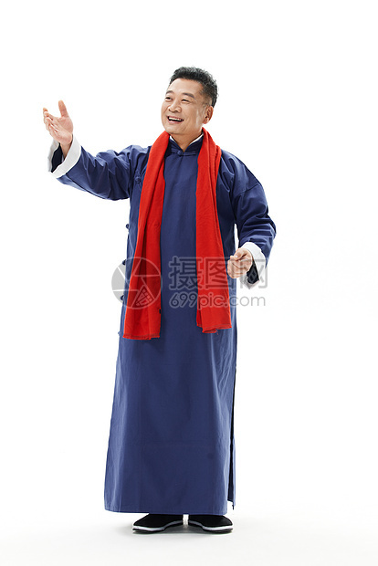 戴红围巾的中国风中年男性演员讲相声图片