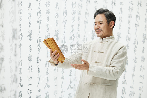 中国风中年男性看竹简图片