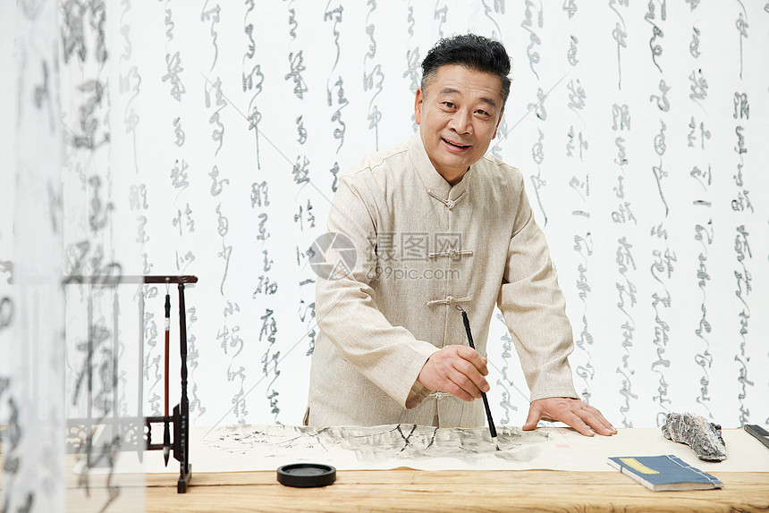 中国风中年男性写书法形象图片