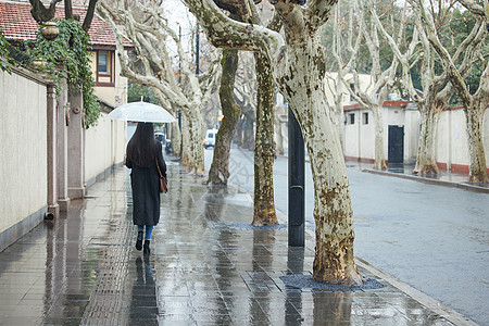 雨天路边行走的女性背影图片素材