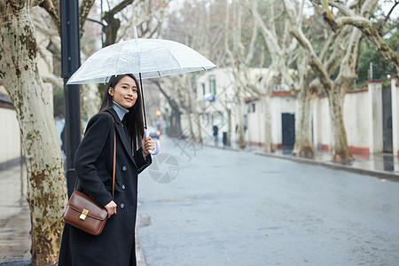 撑着雨伞的图片