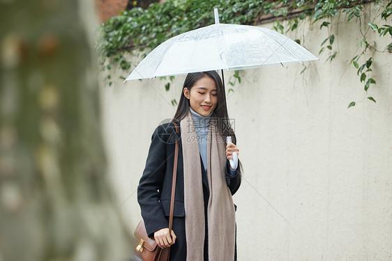 下雨天撑伞的女性图片