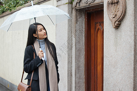 雨天逛街的女性图片