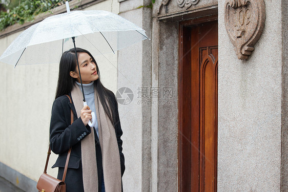 雨天逛街的女性图片