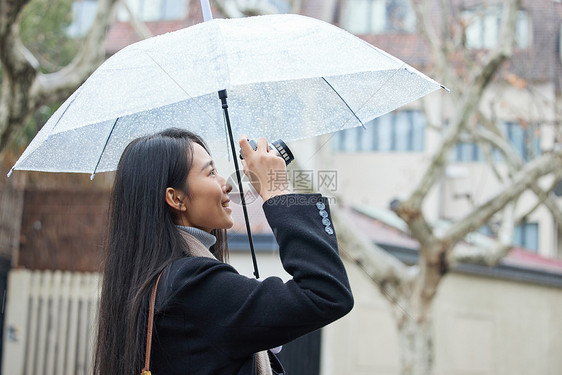 女性雨天户外拍照图片