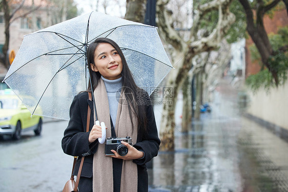 女性雨天散步图片
