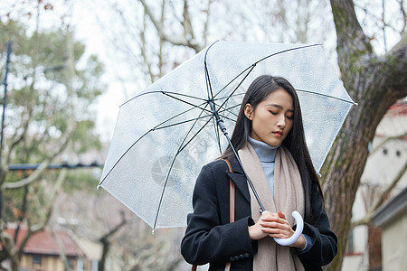 雨天忧郁的女性图片