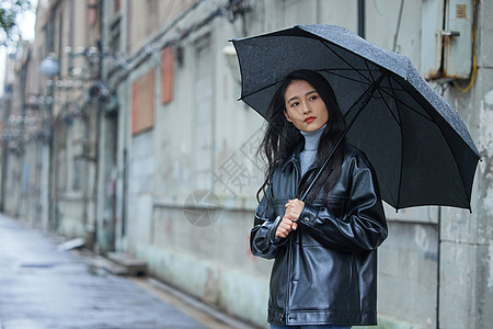 下雨天忧郁的女性背景图片