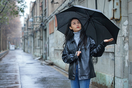 下雨天表情难过的女性图片