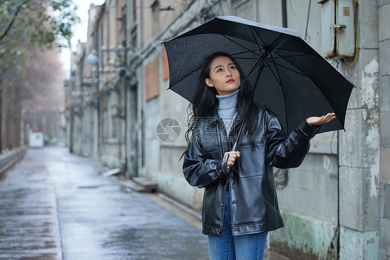 下雨天表情难过的女性图片