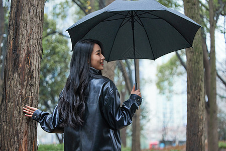 女性下雨天公园散步背景图片