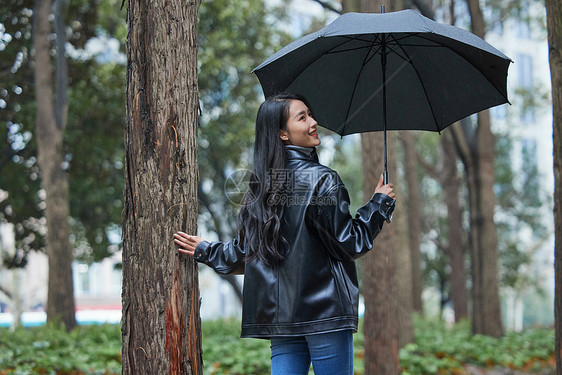 女性下雨天公园散步图片