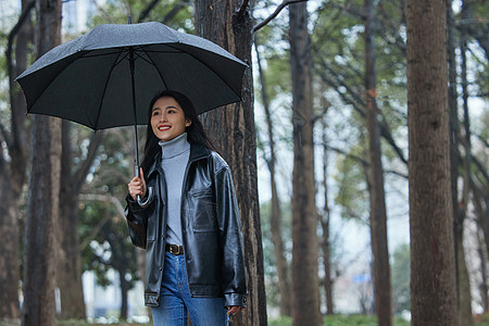 下雨天女性公园散步图片