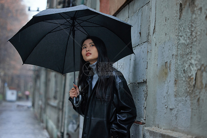 雨天路边等待的女性图片