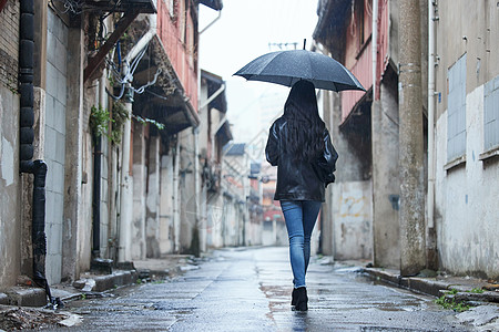 雨中走路的女性背影图片