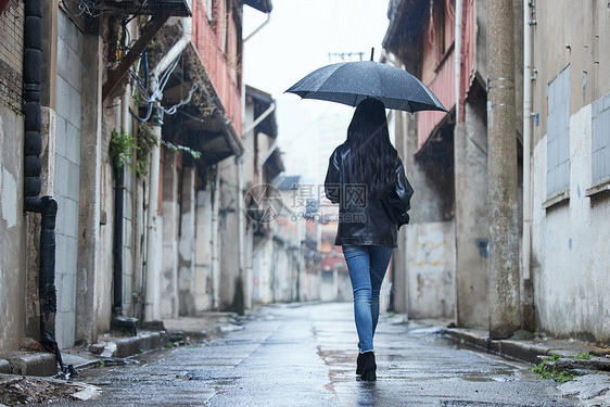 雨中走路的女性背影图片