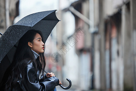 下雨天表情忧郁的女性图片
