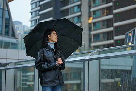 下雨天在城市里的女性图片