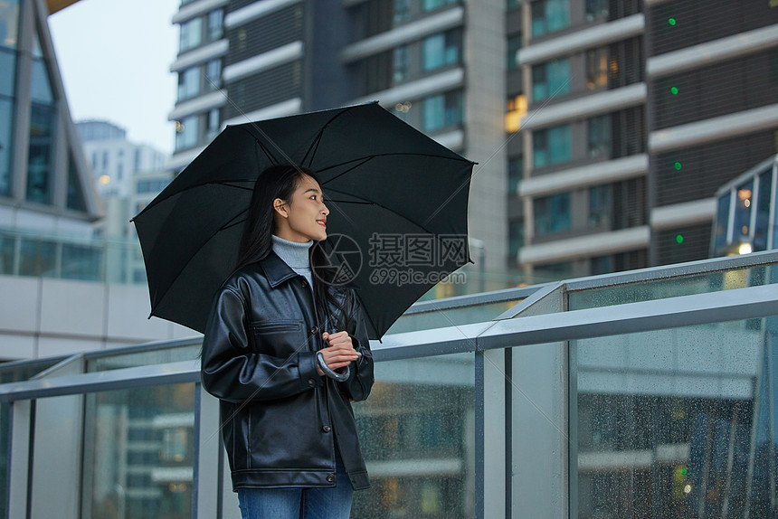 下雨天在城市里的女性图片