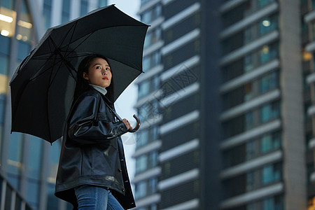 下雨天的都市女性图片