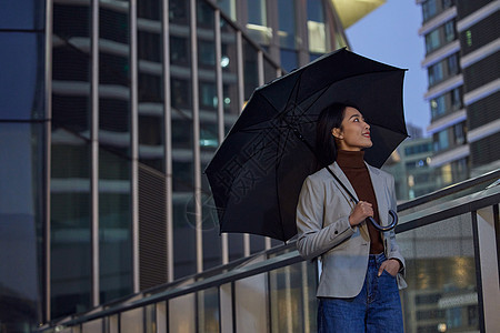 下雨天在城市里的都市商务女性图片